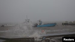 Un bateau à port alors que l'ouragan Maria s'approche de la Guadeloupe, France, le 18 septembre 2017.
