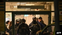 Sejumlah petugas kepolisian bekerja di lokasi penembakan massal di Sekolah Risbergska di Orebro, Swedia, 4 Februari 2025. (Foto: Jonathan Nackstrand/AFP)