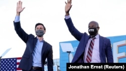 Jon Ossoff e Raphael Warnock, senadores democratas