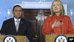 Menlu AS mengadakan konferensi pers bersama dengan Menlu Burma U Wunna Maung Lwin di kantor Deplu AS di Washington, Kamis (17/5). Keputusan penangguhan sanksi terhadap Burma menuai banyak reaksi.