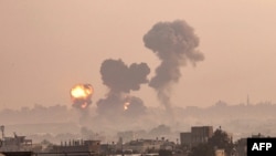 Api membubung dari lokasi yang terkena serangan udara Israel di Khan Yuinis, di selatan Jalur Gaza, Selasa, 11 Mei 2021. (Foto: SAID Khatib/AFP)