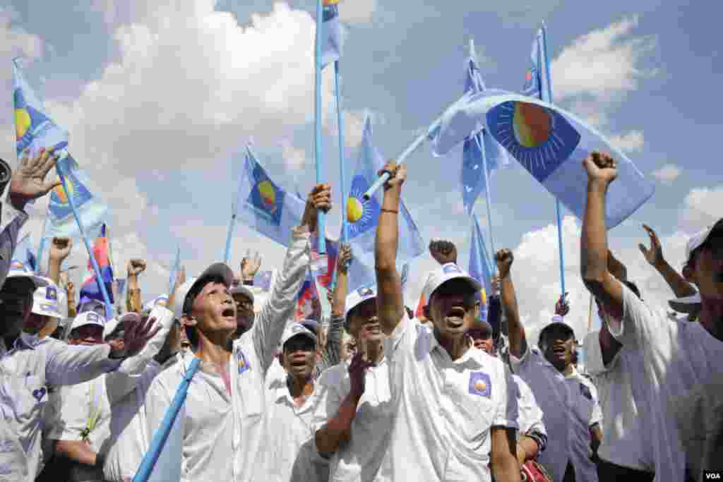 ទិដ្ឋភាពការដង្ហែក្បួនឃោសនាបោះឆ្នោតថ្ងៃចុងក្រោយរបស់គណបក្សសង្រ្គោះជាតិ កាលពីព្រឹកថ្ងៃទី០២ ខែមិថុនា ២០១៧។​ (ខាន់ សុគុំមនោ/VOA)