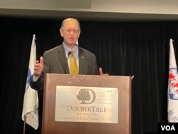 美國加州聯邦眾議員布拉德·謝爾曼2022年9月17日在維吉尼亞州阿靈頓舉行的台灣人公共事務會40週年餐會發表講話。（美國之音鍾辰芳拍攝）