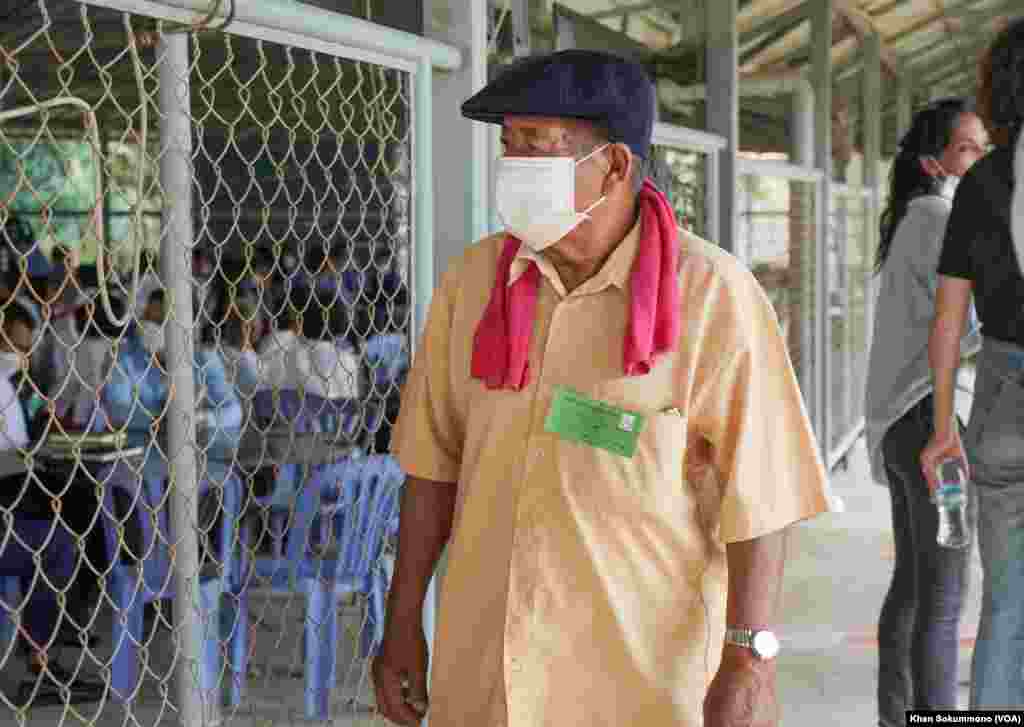 ប្រជាពលរដ្ឋ​ និង​ជន​រង​គ្រោះ​ ចូលរួម​តាមដាន​សាវនាការ​ប្រឆាំង​នឹង​លោក ខៀវ សំផន នៅ​រាជធានី​ភ្នំពេញ នៅ​ថ្ងៃទី​២២ ខែ​កញ្ញា​ ឆ្នាំ២០២២។ (ខាន់ សុគុំមនោ/វីអូអេ)