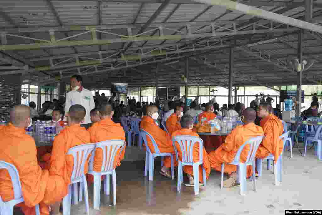 ជន​រង​គ្រោះ​ដែលជា​ដើម​បណ្តឹង​រដ្ឋប្បវេនី ប្រជាពលរដ្ឋ​ សិស្ស​និស្សិត និងព្រះ​សង្ឈ​ ចូលរួម​ និងនិមន្ត​​តាមដាន​សាវនាការ​ប្រឆាំង​នឹង​លោក ខៀវ សំផន នៅ​រាជធានី​ភ្នំពេញ នៅ​ថ្ងៃទី​២២ ខែ​កញ្ញា​ ឆ្នាំ២០២២​ ។ (ខាន់ សុគុំមនោ/វីអូអេ)