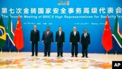 资料照片：俄罗斯总统普京的亲信之一、时任俄罗斯联邦安全会议秘书尼古拉·帕特鲁舍夫（Nikolay Patrushev）(最左）和时任中共中央外事办公室主任杨洁篪出席2017年7月28日在北京召开的“第七次金砖国家安全事务高级代表会议。