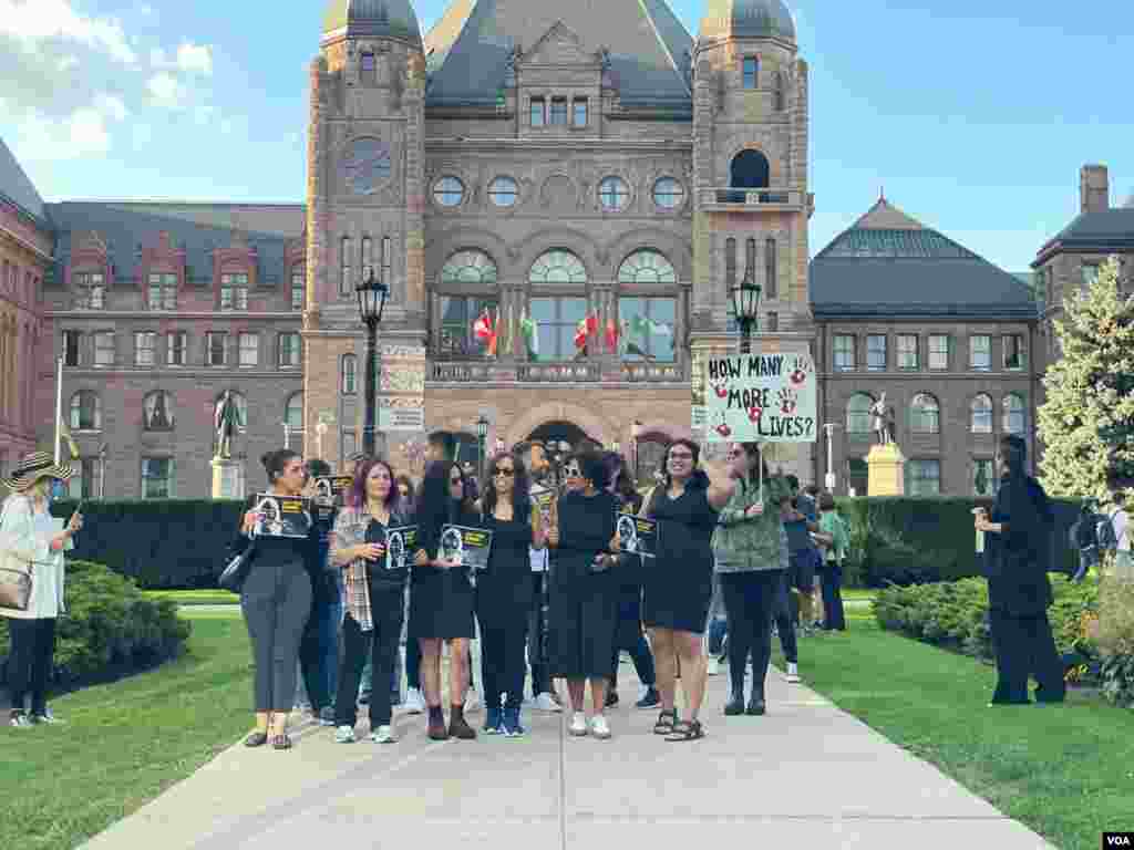 تجمع تعدادی از ایرانیان ساکن تورنتو برای بزرگداشت مهسا امینی و اعلام همبستگی با مردم معترض ایران