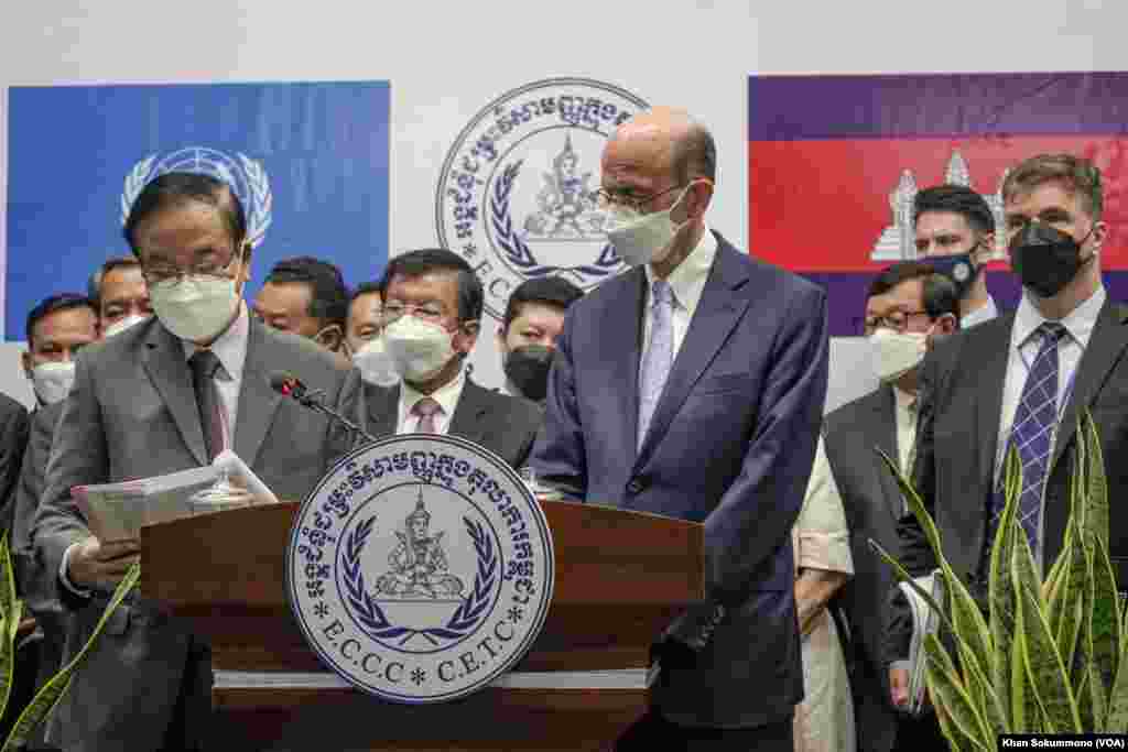 ឧបនា​យក​រដ្ឋមន្ត្រី​ប្រចាំ​ការ​ លោក​ ប៊ិន ឈិន និង​ឧបការី​អគ្គ​លេ​ខា​ធិការ​អង្គការ​សហ​ប្រជាជាតិ​លោក Stephen Mathias នៅ​ក្នុងសន្និសីទ​សារព័ត៌មាន​អំពី​ការ​ប្រកាស​សាល​ដីកាទៅលើ​បណ្តឹង​សាទុក្ខ​របស់​លោក​ ខៀវ សំផន​ អតីត​ប្រមុខរដ្ឋ​នៃ​​របប​កម្ពុជាប្រជាធិបតេយ្យ នៅ​