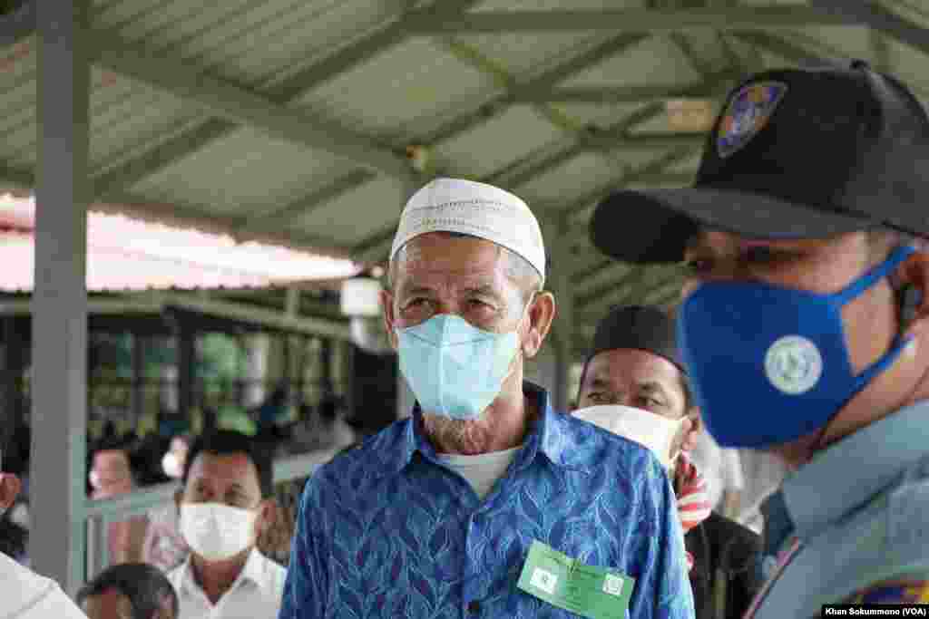 ប្រជាពលរដ្ឋ​ និង​ជន​រង​គ្រោះ​ ចូលរួម​តាមដាន​សាវនាការ​ប្រឆាំង​នឹង​លោក ខៀវ សំផន នៅ​រាជធានី​ភ្នំពេញ នៅ​ថ្ងៃទី​២២ ខែ​កញ្ញា​ ឆ្នាំ២០២២។ (ខាន់ សុគុំមនោ/វីអូអេ)