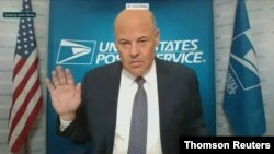 El director del Servicio Postal de Estados Unidos, Louis DeJoy, testifica a través de una videollamada ante el Comité de Seguridad Nacional y Asuntos Gubernamentales del Senado. 