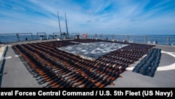 قوای بحری ایالات متحده ۱۴۰۰ کلاشینکوف و ۲۲۶ مرمی آنرا در شمال دریای عرب ضبط کرده است