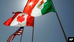 বাণিজ্য বৈঠকের আগে নিউ অরলিন্সে যুক্তরাষ্ট্র, কানাডা ও মেক্সিকোর জাতীয় পতাকা উড়ছে। ফাইল ফটোঃ ২১ এপ্রিল, ২০০৮।