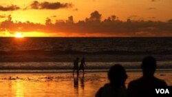 Turis mengamati matahari terbenam di Pantai Kuta Bali. Jumlah kunjungan turis ke Bali tetap stabil pasca bom Solo baru-baru ini. (foto: dok)