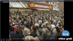 រូបភាពទាញពីវីដេអូបង្ហាញពីពលរដ្ឋរុស្ស៊ីឈររង់ចាំមុខហាងអាហារ McDonald's អំឡុងពេលសម្ពោធហាងលើកដំបូង។ (Video Screenshot)