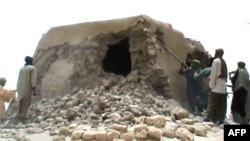 Cette photo prise le 1 juillet 2012 est tiré d'une vidéo de militant islamiste détruisant un vestige à Tombouctou.