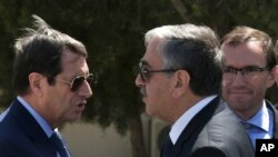 Presiden Siprus Nicos Anastasiades (kiri) dan pemimpin Siprus Turki Mustafa Akıncı (kanan) dalam pertemuan yang diprakarsai PBB di bandara Nicosia, Siprus, 14 September 2016 (Foto: dok). 