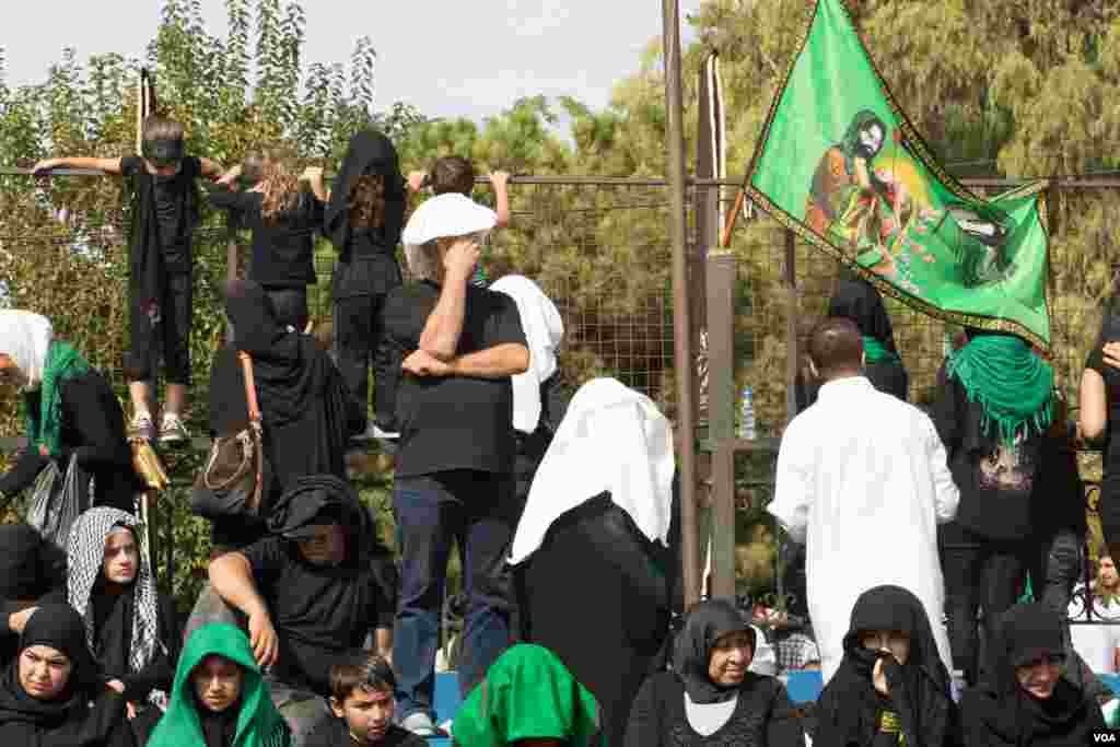 Families gather together to watch a re-enactment of the battle of Karbala. (J. Owens/VOA)