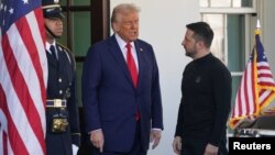  2025年2月28日美國總統特朗普(中)在白宮迎接烏克蘭總統澤連斯基。