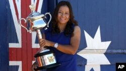 China's Li Na poses for photos at Brighton Beach with her Australian Open trophy following her win over Slovakia's Dominika Cibulkova in Melbourne, Australia, Jan. 26, 2014.