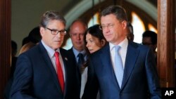 Russian Energy Minister Alexander Novak, right, welcomes U.S. Secretary of Energy Rick Perry for talks in Moscow, Russia, Sept. 13, 2018. 