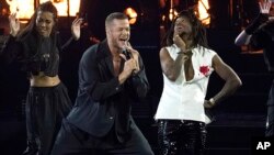 Серед підписантів листа – Ден Рейнольдс з Imagine Dragons, (ліворуч). На фото він і JID виконують попурі на American Music Awards у Microsoft Theatre у Лос-Анджелесі. (AP Photo/Chris Pizzello)