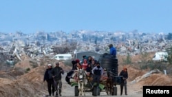 Palestinci se probijaju nakon što su se izraelske snage povukle sa koridora Netzarim, u blizini grada Gaze