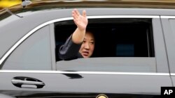 Pemimpin Korea Utara, Kim Jong-un, melambaikan tangannya dari dalam mobil, setibanya di Dong Dang, kota perbatasan Vietnam, 26 Februari 2019, menjalang KTT II dengan Presiden AS, Donald Trump. 
