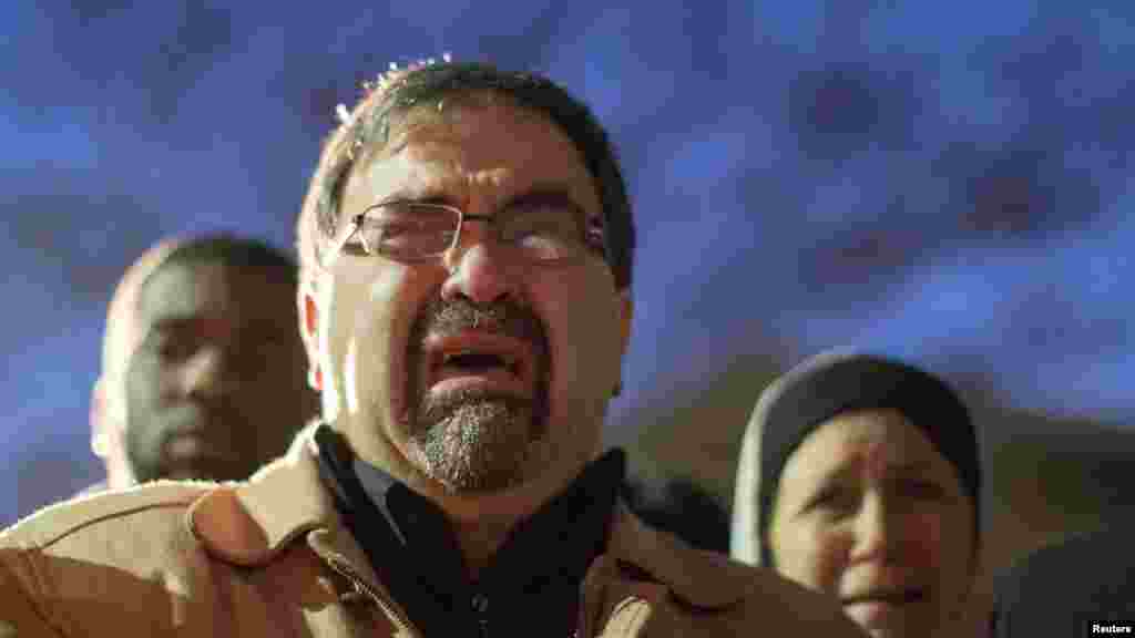 Marinir Korsel dan AS berdiri di tabir asap dalam upacara Peringatan Operasi Pendaratan di Incheon ke-66 di Incheon, Korsel.&nbsp; Incheon adalah kota pantai dimana pasukan PBB yang dipimpin oleh Jend. Doughlas MacArthur mendarat pada bulan September 1950 hanya beberapa bulan setelah Korut menginvasi Korsel.