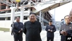 emimpin Korea Utara Kim Jong Un saat meninjau pabrik pupuk di Sunchon, Provinsi Pyungan Selatan, dekat Pyongyang, Korea Utara, 1 Mei 2020.