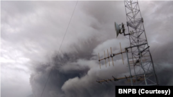 Gunung Semeru Sabtu sore (16/1) kembali memuntahkan awan panas dan lava pijar menimbulkan kepanikan warga di sekitar lokasi. (Foto: Courtesy/BNPB)