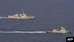 资料照：美国和菲律宾军舰在巴拉望以西的海域共同巡航。（菲律宾军方提供）