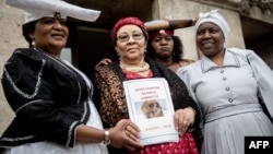 Esther Utjiua Muinjangue, présidente de la Fondation du génocide d'Ovaherero en Namibie, et les membres de la délégation namibienne, le 27 août 2018.