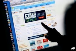 Kupac razgleda jedan od sajtova za prodaju tokom Sajber ponedeljka (AP/Paul Sakuma)