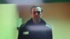 Pemimpin Oposisi Rusia Alexei Navalny terlihat di layar melalui tautan video dari koloni hukuman di wilayah Vladimir selama sidang di Pengadilan Distrik Basmanny di Moskow, Rusia, 26 April 2023. (Foto: Reuters/Yulia Morozova)
