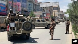 Des militaires afghans arrivent sur le site d'une attaque à Kaboul, en Afghanistan, le 12 mai 2020.