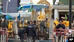 Cảnh sát Thái Lan điều tra hiện trường buổi sáng sau vụ nổ bom ở Bangkok, ngày 18/8/2015. 