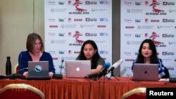 人权活动人士在希腊雅典举行记者会要求抵制北京冬奥会。（2021年10月19日）