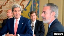 Menteri Luar Negeri AS John Kerry (kiri) dan Menteri Luar Negeri Brazil Antonio Patriota dalam pertemuan di Brasilia (13/8). (Reuters/Evaristo Sa)