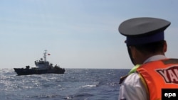 Lực lượng hải quân Việt Nam tuần duyên trên biển Đông. Trung Quốc đưa nhiều tàu tới khu vực gần bãi Tư Chính ở Trường Sa để đe dọa các hoạt động khoan dầu khí của Việt Nam ở đây.