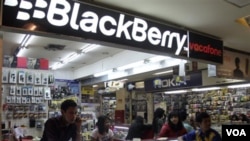Penjual BlackBerry di sebuah pusat perbelanjaan di Jakarta sedang menunggu pembeli (foto: dok), Menkominfo memperkirakan terdapat tiga juta pengguna BlackBerry di Indonesia.