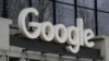 Logo google tersemat di kantor perusahaan teknologi tersebut yang berlokasi di New York, pada 26 Februari 2024. (Foto: AP/Seth Wenig)