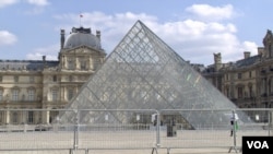 An empty Louvre Museum - but art buffs can still visit the most popular masterpieces online. (Lisa Bryant/VOA)