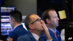 Les traders surveillent les prix des actions à la Bourse de New York, le jeudi 2 janvier 2020. (AP Photo/Mark Lennihan)