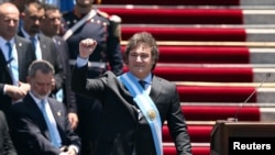 El presidente de Argentina, Javier Milei, hace un gesto después de su ceremonia de juramento, frente al Congreso Nacional, en Buenos Aires, Argentina, el 10 de diciembre de 2023.