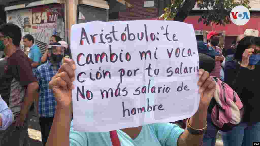 La petici&#243;n que m&#225;s se repet&#237;a en las pancartas de los manifestantes era por &quot;salarios dignos&quot;. En septiembre, el ingreso m&#237;nimo mensual pas&#243; a ser menos de dos d&#243;lares.
