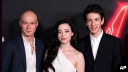 Слева направо: Юра Борисов, Майки Мэдисон и Марк Эйдельштейн, актеры фильма «Анора» на премьере фильма. 1 октября 2024 года, Лос-Анджелес. (Фото AP / Крис Пиццелло)