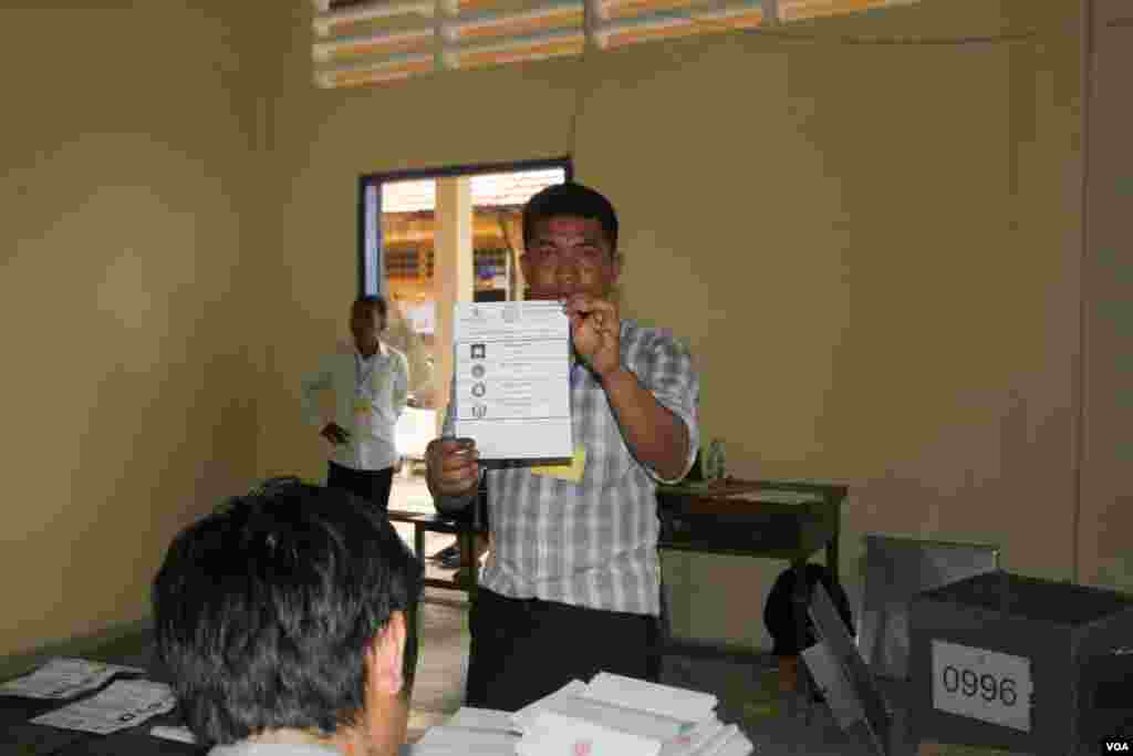 សកម្ម​ភាព​រាប់សន្លឹកឆ្នោត​ ក្នុងការ​បោះឆ្នោត​ក្រុមប្រឹក្សា​ឃុំ-សង្កាត់​​អណត្តិទី៤​នៅសង្កាត់​ចាក់អង្រែ​ នៅរាជធានី​ភ្នំពេញ​ នៅ​ថ្ងៃ​ទី៤​ ខែមិថុនា​ ឆ្នាំ២០១៧។​ (ខាន់​ សុគុំមនោ​/VOA)