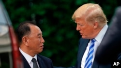 Le président Donald Trump s'entretient avec Kim Yong Chol, ancien chef des renseignements militaires de la Corée du Nord et l'un des proches collaborateurs du leader Kim Jong Un au sortir d'une rencontre au bureau ovale de la Maison Blanche à Washington le vendredi 1er juin 2018.