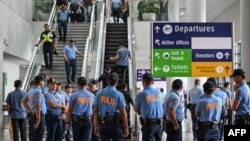 ২০২৫ সালের ১১ মার্চ ম্যানিলার নিনয় অ্যাকুইনো বিমানবন্দরে ফিলিপাইনের সাবেক প্রেসিডেন্ট রদ্রিগো দুতার্তেকে গ্রেপ্তারের অপেক্ষায় পুলিশ কর্মকর্তারা।