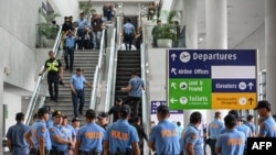 จนท.ตำรวจระดมกำลังรอการมาถึงของอดีตปธน.ฟิลิปปินส์ โรดริโก ดูเตรเต ที่ท่าอากาศยานนานาชาตินินอย อาคิโน ในกรุงมะนิลา เมื่อ 11 มี.ค. 2568